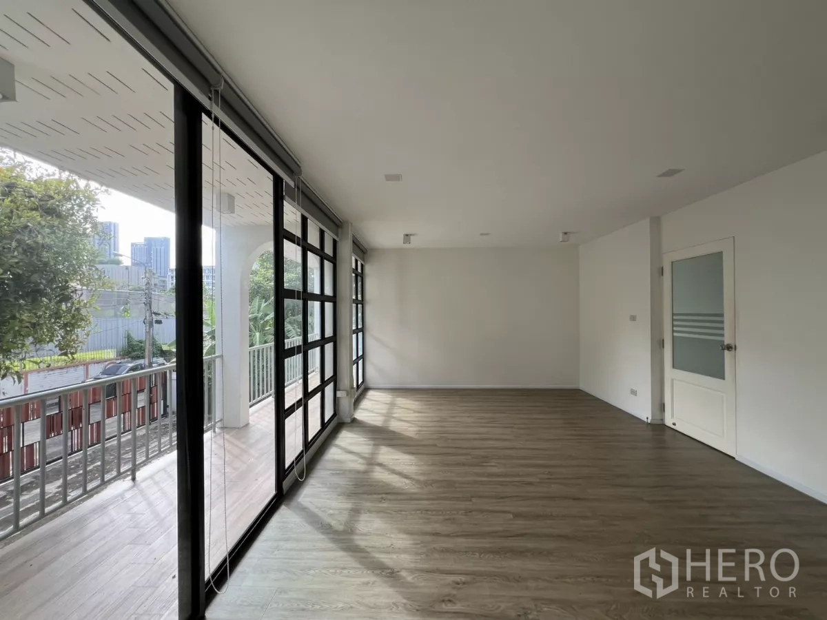 สำนักงานที่บ้าน ให้เช่าหรือขายในPhra Khanong, Bangkok - ห้องกว้างประตูกระจกบานเลื่อนเชื่อมทางเดินระเบียง