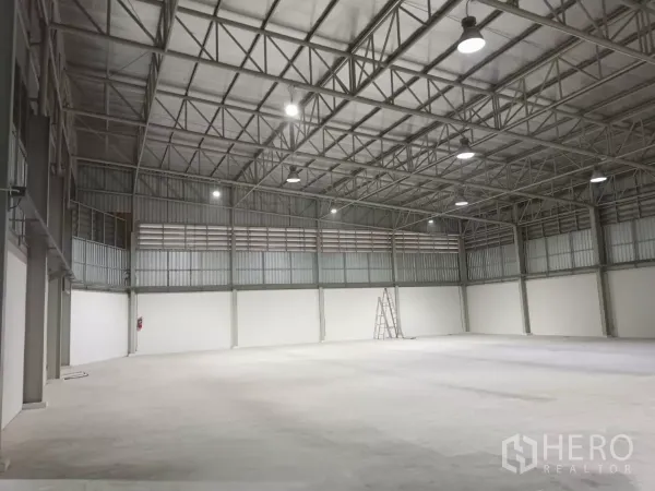 คลังสินค้า ให้เช่าในKhlong Sam Wa, Bangkok - ภายในโกดังโล่ง เพดานสูง โครงเหล็กและไฟ LED พื้นคอนกรีตเรียบ