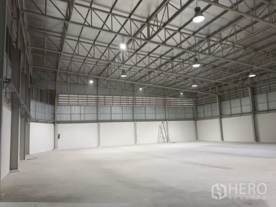 คลังสินค้า ให้เช่าในKhlong Sam Wa, Bangkok - ภายในโกดังโล่ง เพดานสูง โครงเหล็กและไฟ LED พื้นคอนกรีตเรียบ