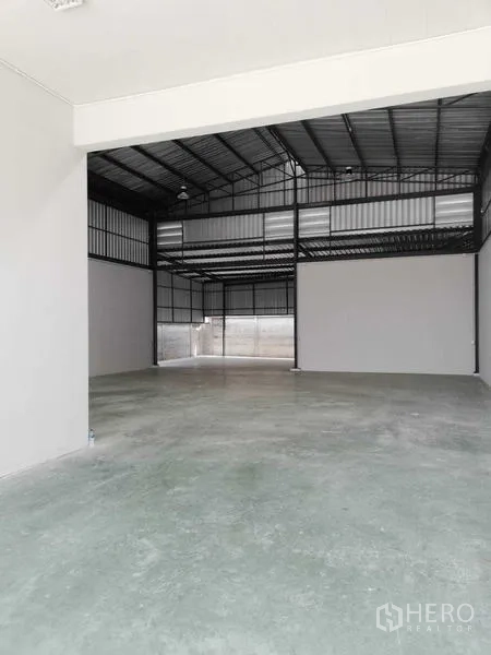 Warehouse for rent in Mueang Samut Sakhon, Samut Sakhon - Wide clear-span warehouse floor with high roof and natural light panels.