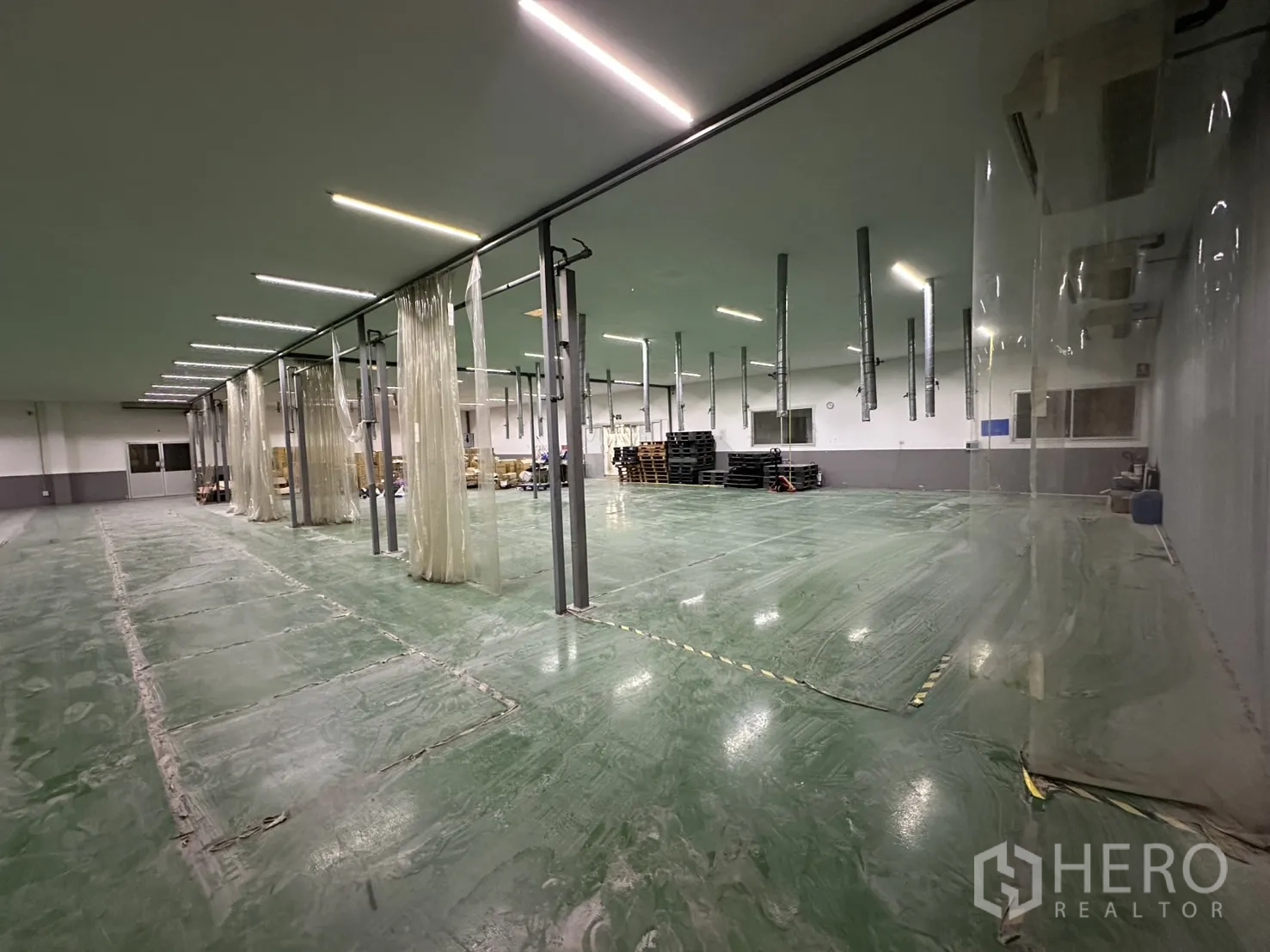 โรงงาน ให้เช่า - มุมใกล้โซนม่านริ้วและพื้นอีพ็อกซี่เงางาม