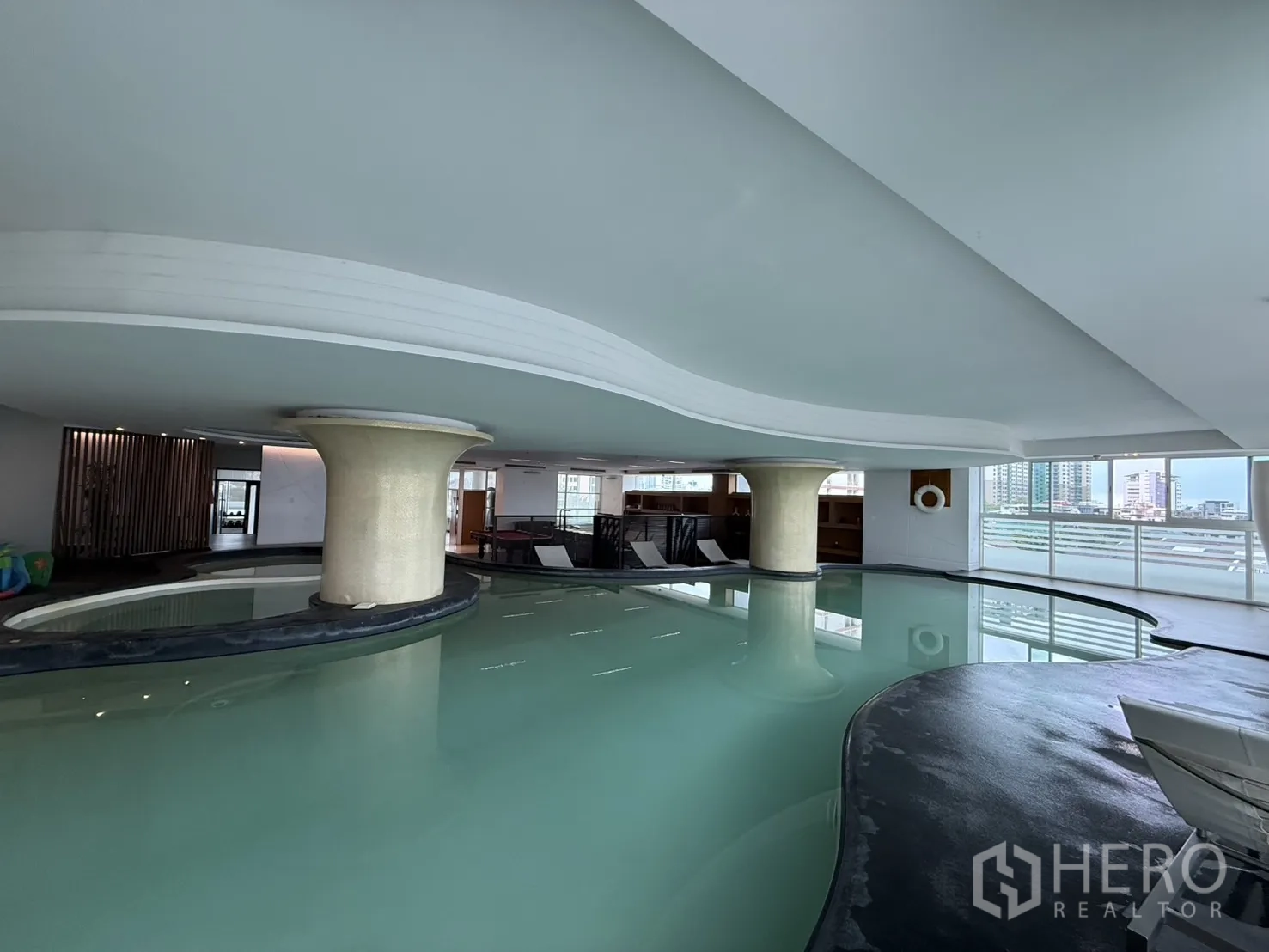 คอนโด ให้เช่าในPhaya Thai, Bangkok - สระว่ายน้ำในร่มทรงโค้ง มองเห็นวิวเมืองผ่านหน้าต่างกว้าง