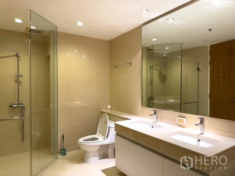 คอนโด ให้เช่าหรือขายในPathum Wan, Bangkok - ห้องน้ำกว้าง เคาน์เตอร์อ่างล้างหน้าคู่ พร้อมตู้กระจกกั้นอาบน้ำ