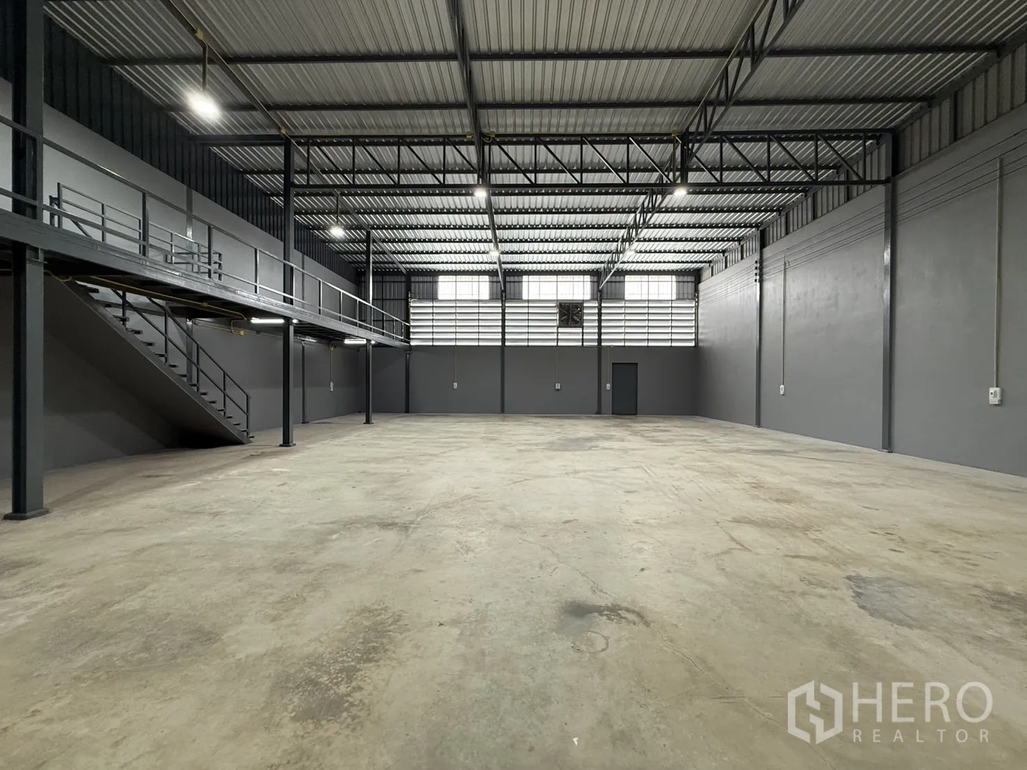 โกดัง for rent in Lam Luk Ka, Pathum Thani - โกดังเพดานสูง พื้นคอนกรีต และไฟส่องสว่าง