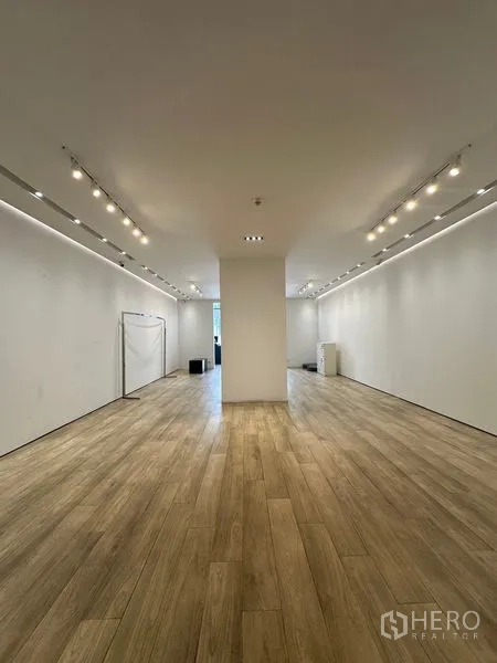 สำนักงานที่บ้าน ให้เช่าในPhra Khanong, Bangkok - พื้นสำนักงานเปิดโล่ง ไฟรางส่องสว่าง เชื่อมสู่โถงหน้าทางเข้าที่สว่าง