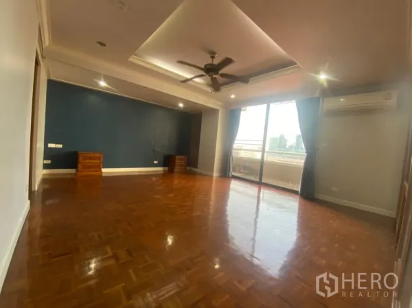 คอนโด ให้เช่าหรือขายในWatthana, Bangkok - ห้องมาสเตอร์ขนาดใหญ่หรือห้องอเนกประสงค์ เพดานติดพัดลม พื้นไม้ และระเบียง