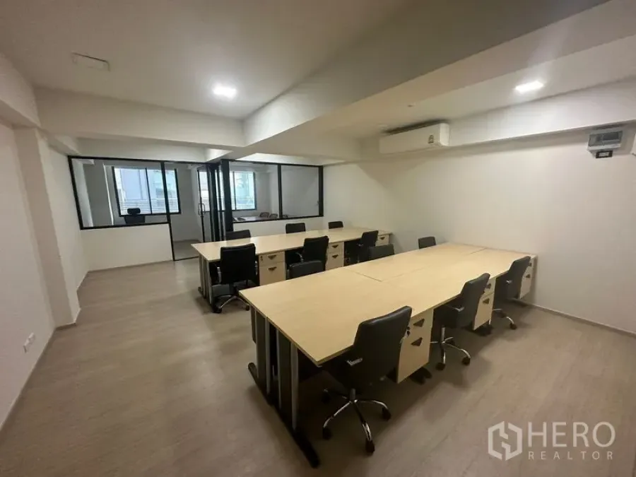 สำนักงาน ให้เช่าในKhlong Toei, Bangkok - ออฟฟิศแปลนเปิด โต๊ะทำงานแบบโมดูลาร์ เก้าอี้ล้อเลื่อน พร้อมห้องกระจกและเครื่องปรับอากาศ