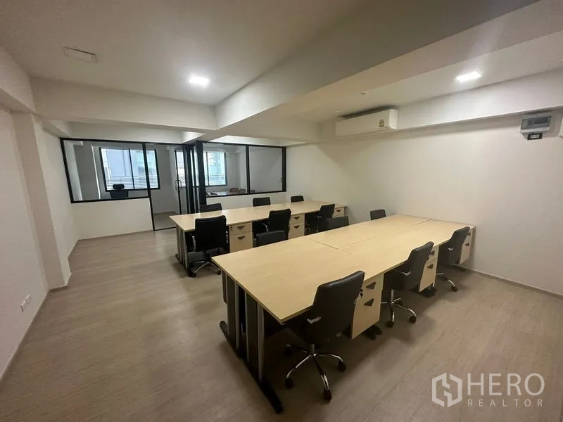 สำนักงาน ให้เช่าในKhlong Toei, Bangkok - ออฟฟิศแปลนเปิด โต๊ะทำงานแบบโมดูลาร์ เก้าอี้ล้อเลื่อน พร้อมห้องกระจกและเครื่องปรับอากาศ