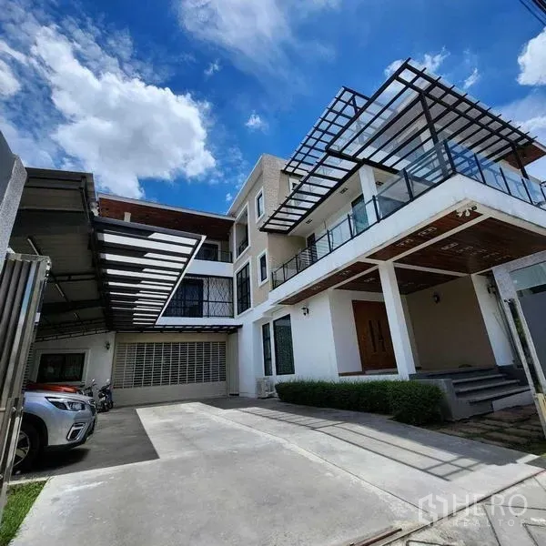 บ้าน ขายในPhra Khanong, Bangkok - ทางรถเข้าและด้านหน้าบ้านสไตล์ร่วมสมัย ระเบียงกระจกและกันสาดโลหะ