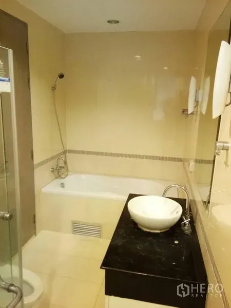 คอนโด ให้เช่าในRatchathewi, Bangkok - ห้องน้ำสไตล์โมเดิร์น มีอ่างอาบน้ำ ตู้อาบน้ำกระจก และอ่างล้างหน้าแบบวางบนเคาน์เตอร์