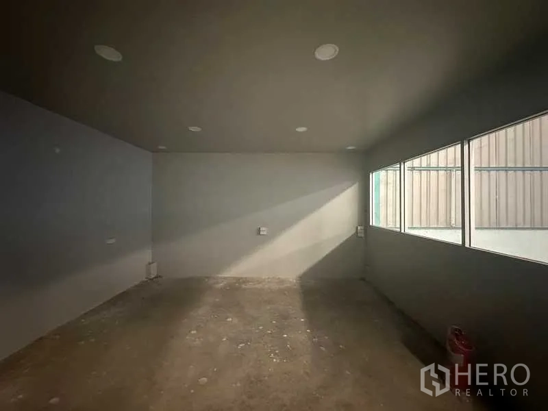 货栈 出租在Phra Nakhon Si Ayutthaya - 仓库内的小型办公房，带窗户与嵌入式顶灯。