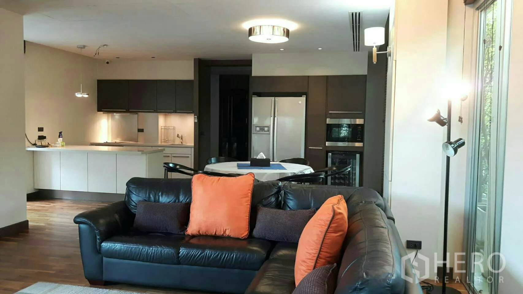 บ้าน ให้เช่าหรือขายในPrawet, Bangkok - ห้องนั่งเล่นแบบเปิดโล่ง โซฟาหนังสีดำ เชื่อมครัวและมุมทานอาหาร
