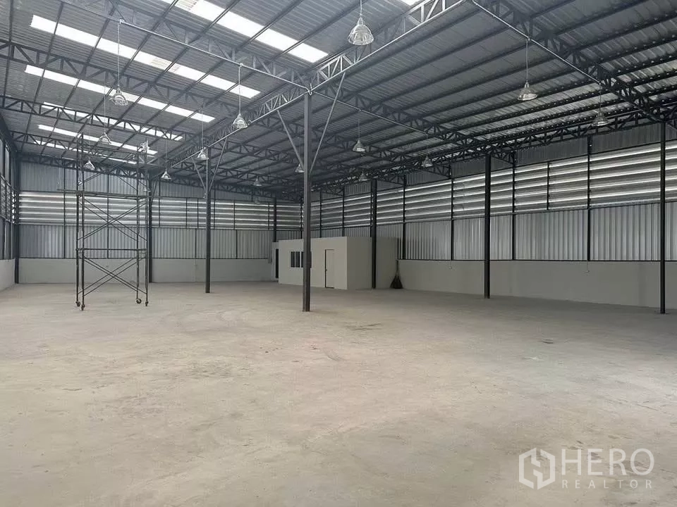 คลังสินค้า ให้เช่าในKhlong Sam Wa, Bangkok - ภายในโกดังเพดานสูง โครงเหล็ก หลังคาโปร่งแสง ไฟสว่าง พร้อมห้องออฟฟิศย่อย