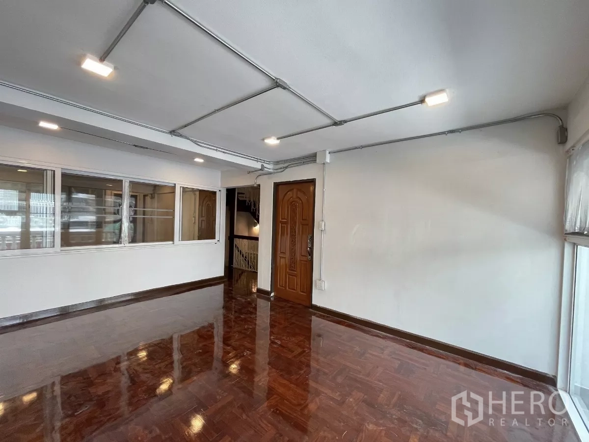 สำนักงานที่บ้าน ให้เช่าในKhlong Toei, Bangkok - ห้องชั้นบนพื้นไม้เงางาม มีหน้าต่างบานใหญ่และประตูไม้บานทึบ