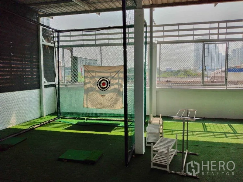 อาคารพาณิชย์ ให้เช่าในWatthana, Bangkok - ดาดฟ้าปกคลุมด้วยตาข่ายซ้อมตี พร้อมวิวเมืองด้านหลัง.