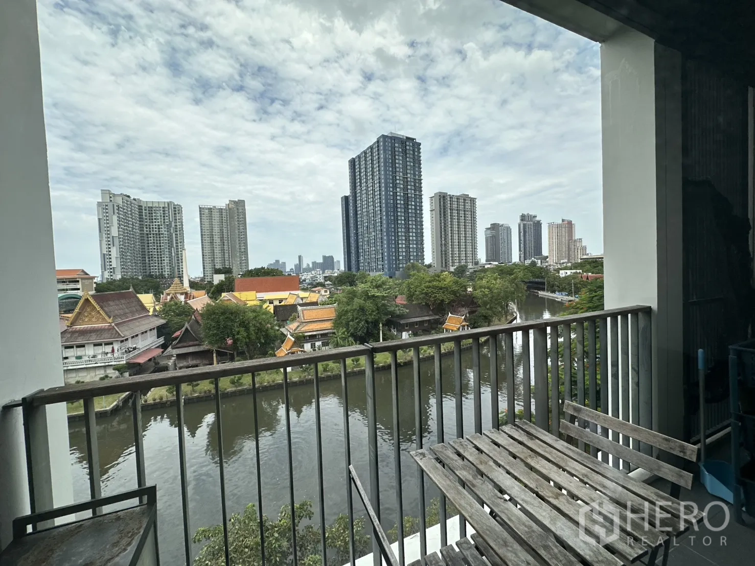 คอนโด for rent in Watthana, Bangkok - ระเบียงพร้อมชุดโต๊ะเก้าอี้ มองเห็นวิวคลองและตึกสูง