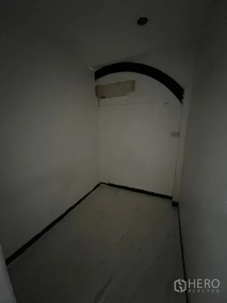 อาคารพาณิชย์ ให้เช่าในKhlong Toei, Bangkok - ห้องเก็บของขนาดกะทัดรัด ผนังสีขาวและไฟเพดาน.