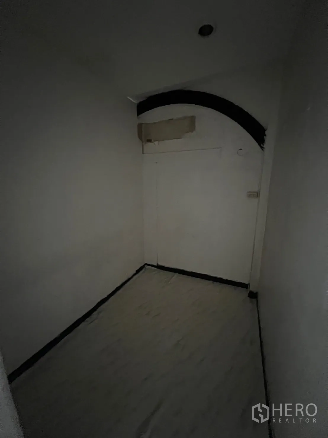 อาคารพาณิชย์ ให้เช่าในKhlong Toei, Bangkok - ห้องเก็บของขนาดกะทัดรัด ผนังสีขาวและไฟเพดาน.