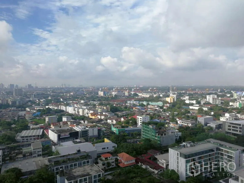 คอนโด ขาย - วิวสกายไลน์กรุงเทพฯ ชั้นสูง ใต้ท้องฟ้ามีเมฆบางส่วน