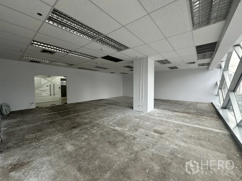 ออฟฟิศ for rent in Watthana, Bangkok - ภายในออฟฟิศมีประตูกระจกทางเข้าและหน้าต่างโครงไขว้