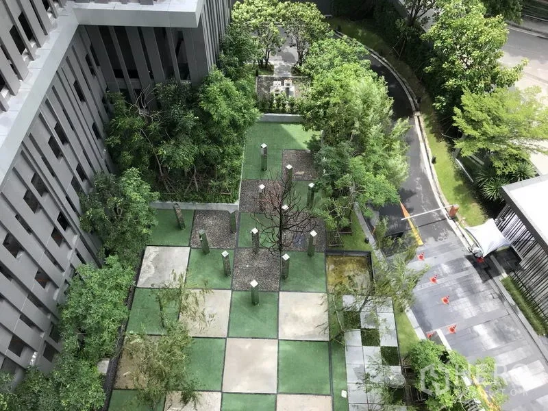 คอนโด ให้เช่าหรือขายในKhlong Toei, Bangkok - สวนส่วนกลางจัดภูมิทัศน์ ลายตารางหมากรุก แวดล้อมด้วยต้นไม้