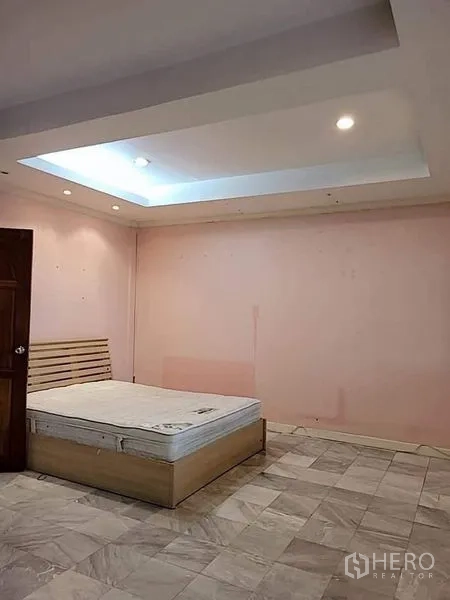 Detached House for rent - Street-facing facade with gated front garden and arched porch.