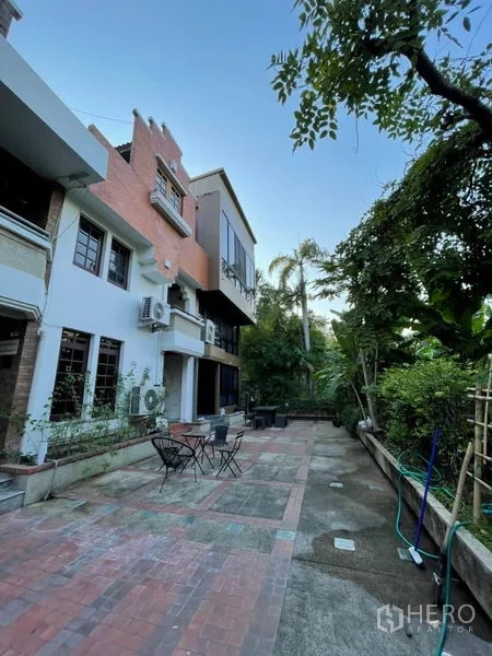 ทาวน์เฮาส์ ให้เช่าในKhlong Toei, Bangkok - มุมมองด้านข้างของทาวน์เฮ้าส์และลานกว้าง รายล้อมด้วยต้นไม้