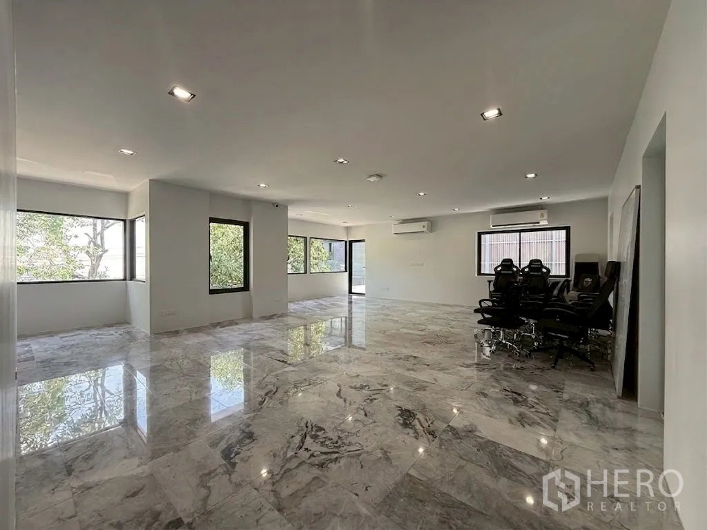 โฮมออฟฟิศ for rent in Watthana, Bangkok - มุมมองอีกด้านของพื้นที่เปิดโล่งพื้นหินอ่อนและหน้าต่างรอบด้าน