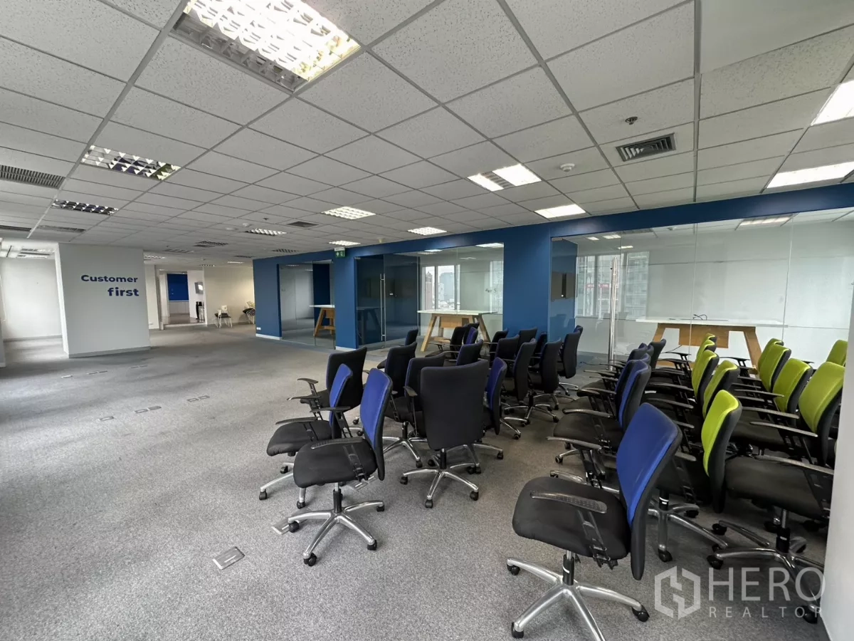 办公空间 出租在Watthana, Bangkok - 开放办公区配培训椅，旁设玻璃房。