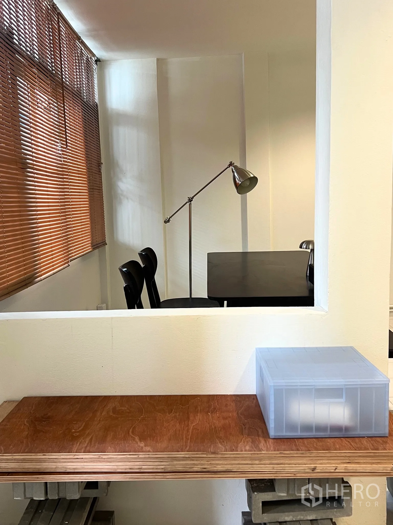 ทาวน์เฮาส์ ให้เช่า - เคาน์เตอร์บิวท์อินและมุมทำงาน พร้อมโคมไฟข้างหน้าต่างมู่ลี่ไม้