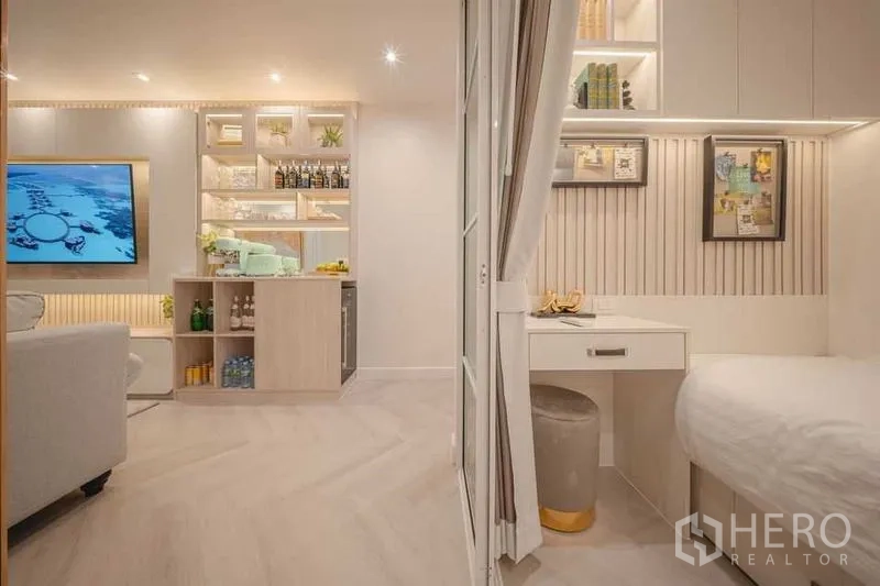 คอนโด ให้เช่า - มุมนั่งทำงานและห้องนอนติดกับห้องนั่งเล่น มีชั้นวางของติดไฟ