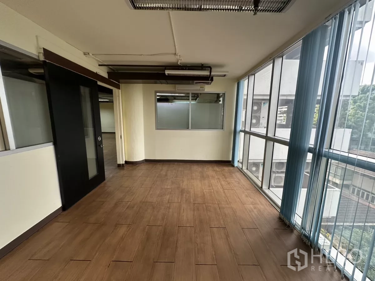 คลังสินค้า ให้เช่า - ห้องยาวรับแสงดีด้วยกระจกเต็มความสูงและม่าน เชื่อมต่อพื้นที่หลัก