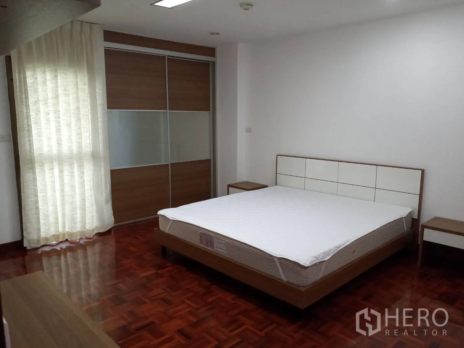 อพาร์ทเมนท์ ให้เช่าในWatthana, Bangkok - ห้องนอนมาสเตอร์ เตียงขนาดใหญ่ ตู้เสื้อผ้าบานเลื่อน และผ้าม่านสูงจรดพื้น