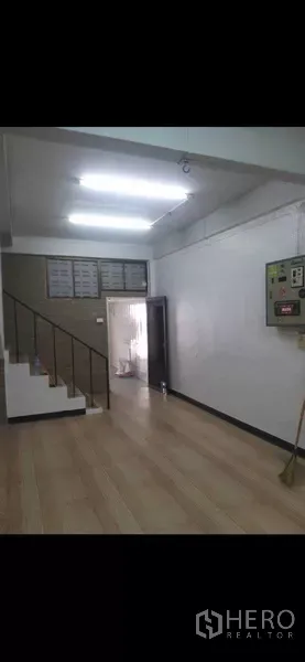 อาคารพาณิชย์ ให้เช่าหรือขายในPhra Khanong, Bangkok - พื้นที่ชั้นล่างมีบันไดและผนังสีขาว เชื่อมต่อขึ้นสู่ชั้นบน