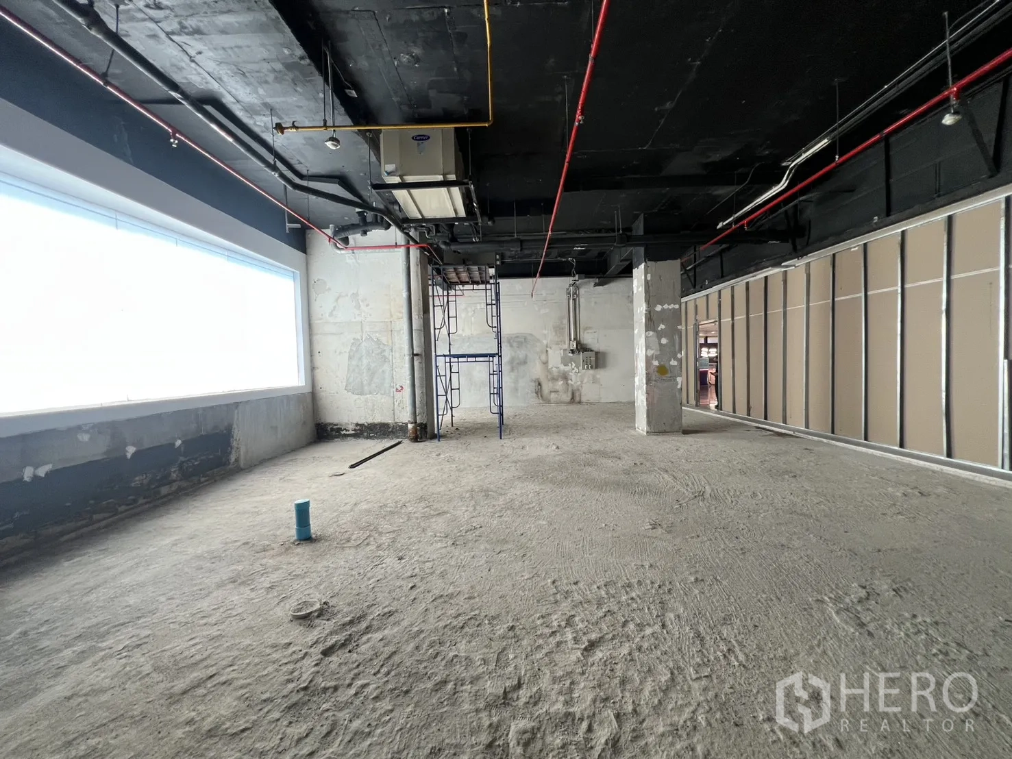 Retail Space for rent in Pathum Wan, Bangkok - Spacious interior with a big window bringing natural light to the shell space.