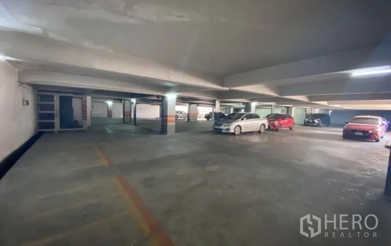 คลังสินค้า ให้เช่าในBang Phli, Samut Prakan - ที่จอดรถในร่มแบบคลุม มีช่องจอดตีเส้นและรถยนต์หลายคัน ใต้คานคอนกรีต