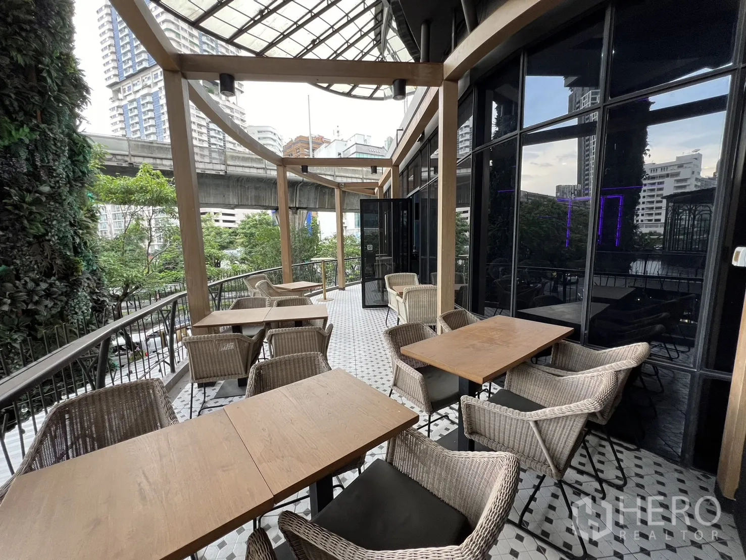 พื้นที่ขายปลีก ให้เช่า - ที่นั่งกลางแจ้งมองเห็นวิวเมืองและทางรถไฟยกระดับ