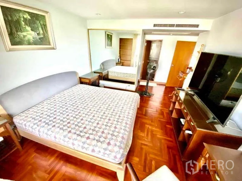 公寓 出租在Sathon, Bangkok - 主卧设大床、电视柜与整面镜子。