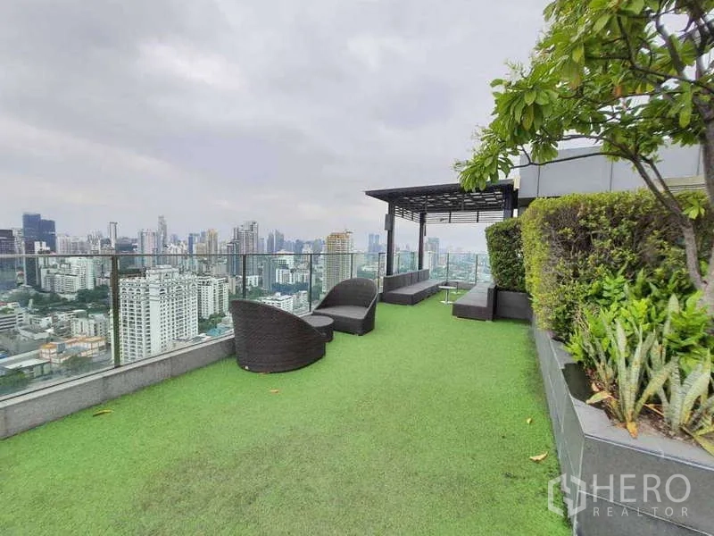 公寓 出售在Watthana, Bangkok - 空中花园设有凉亭与座椅，享受素坤逸全景视野。