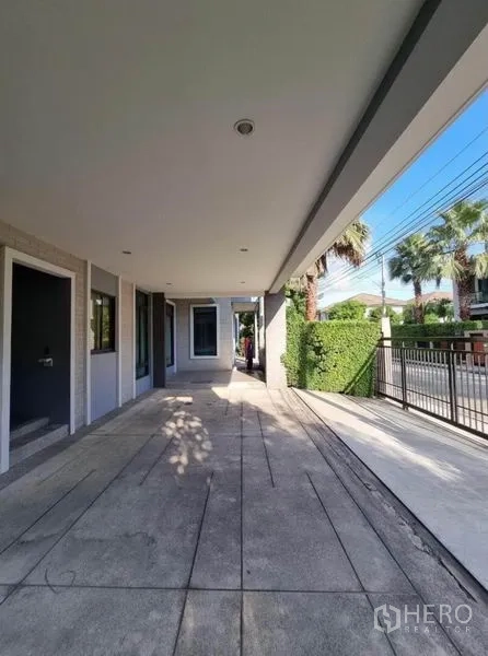 Detached House for sale in Suan Luang, Bangkok - Long covered driveway leading from the carport to the front gate on a quiet street.