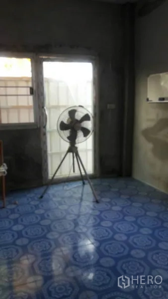 货栈 出售在Pathum Thani - 仓库内的小型办公室，蓝色地砖与玻璃门。