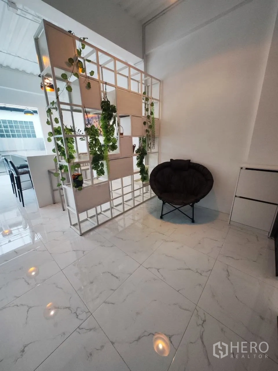 家庭办公室 for rent in Bang Na, Bangkok - 首层明亮空间，仿大理石地砖与绿植装饰隔断。