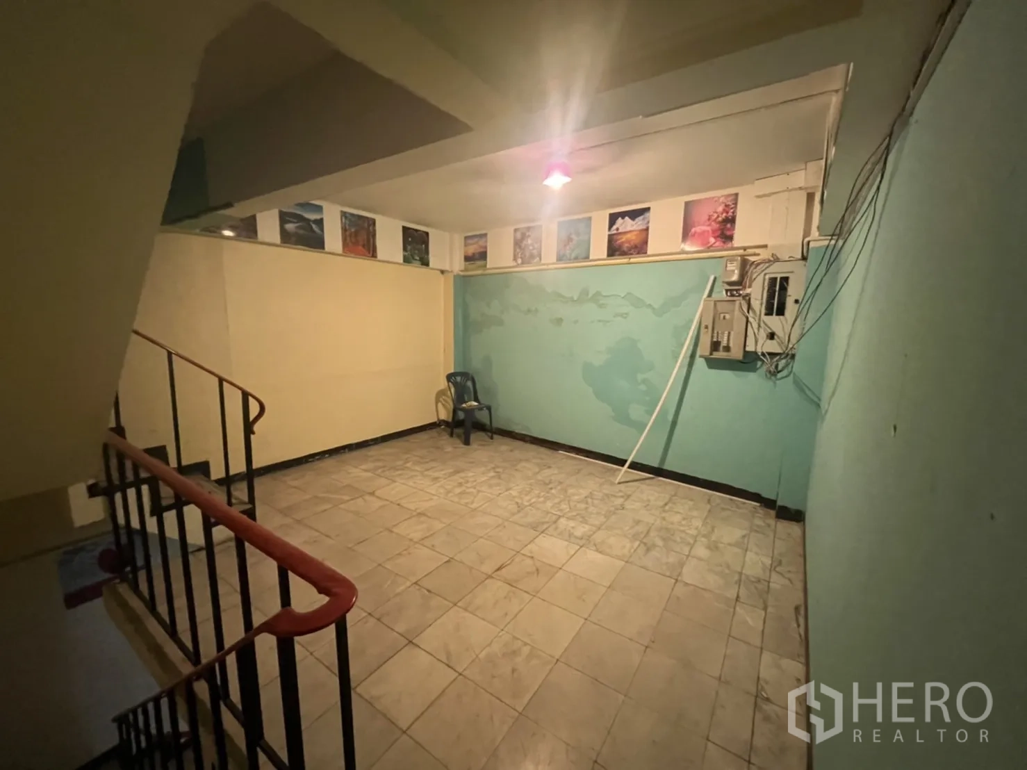อาคารพาณิชย์ ให้เช่าในWatthana, Bangkok - โถงบันไดพื้นกระเบื้อง พร้อมตู้ไฟและแสงไฟอุ่น