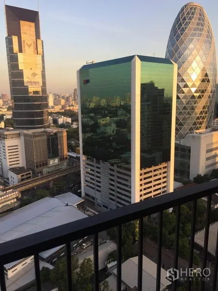 คอนโด ให้เช่าในPhaya Thai, Bangkok - พาโนรามาเมืองจากระเบียง เห็นอาคารสำนักงานสมัยใหม่และแลนด์มาร์กกระจกใกล้อารีย์
