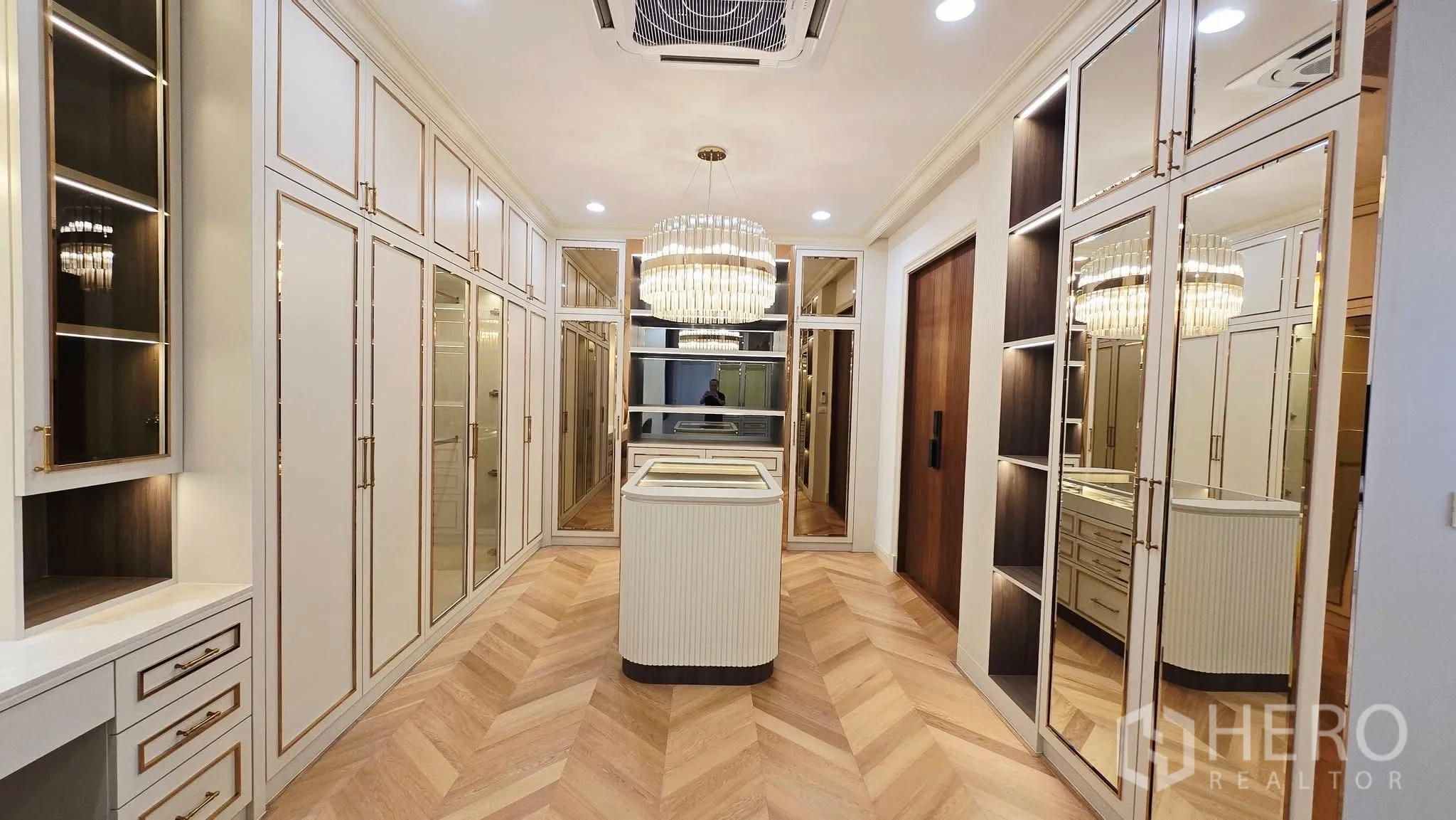 Detached House for rent in Prawet, Bangkok - Walk-in wardrobe lined with mirrored cabinetry and herringbone flooring.