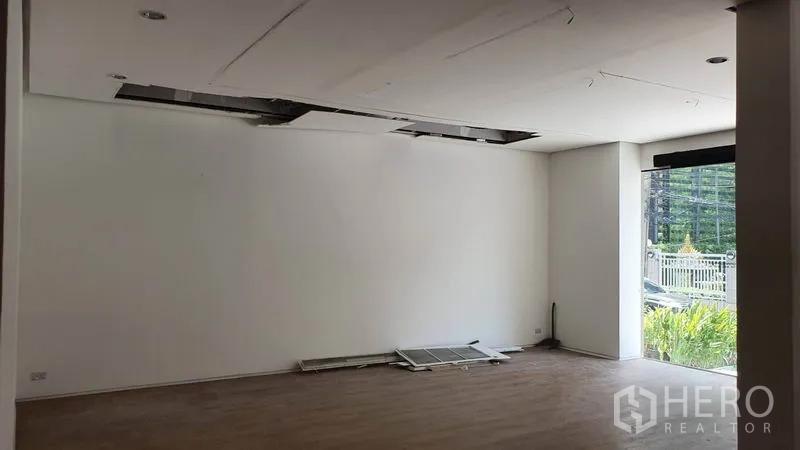 零售空间 出租在Khlong Toei, Bangkok - 临街前厅，玻璃入口、木地板与局部吊顶施工中。