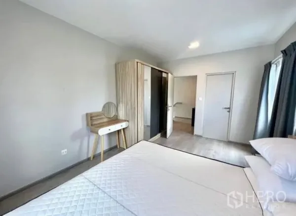 บ้าน ให้เช่า - ห้องนอนกว้าง มีโต๊ะเครื่องแป้ง ตู้เสื้อผ้า และแสงธรรมชาติ