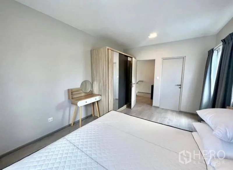 บ้าน ให้เช่า - ห้องนอนกว้าง มีโต๊ะเครื่องแป้ง ตู้เสื้อผ้า และแสงธรรมชาติ