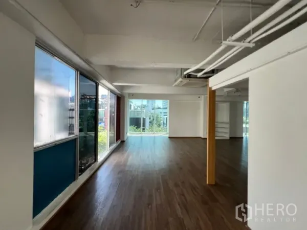 零售空间 出租在Watthana, Bangkok - 纵深展示区，落地窗与城市景观。