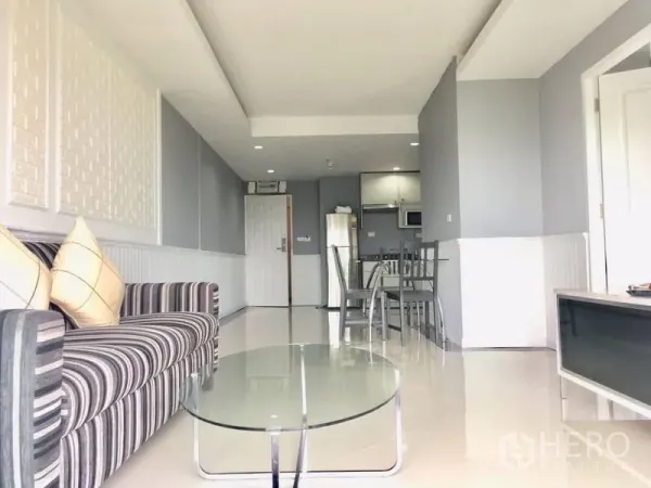คอนโด ให้เช่าในKhlong Toei, Bangkok - โถงนั่งเล่น-ทานข้าวแบบเปิดโล่ง พื้นเงาเชื่อมต่อครัวกะทัดรัด